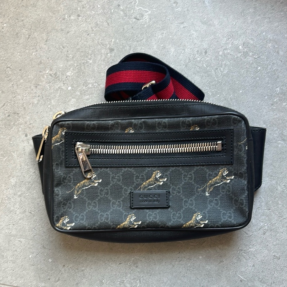 Gucci GG Supreme Tigers Gucci Belt Bag
Hardly worn. Dust bag included.